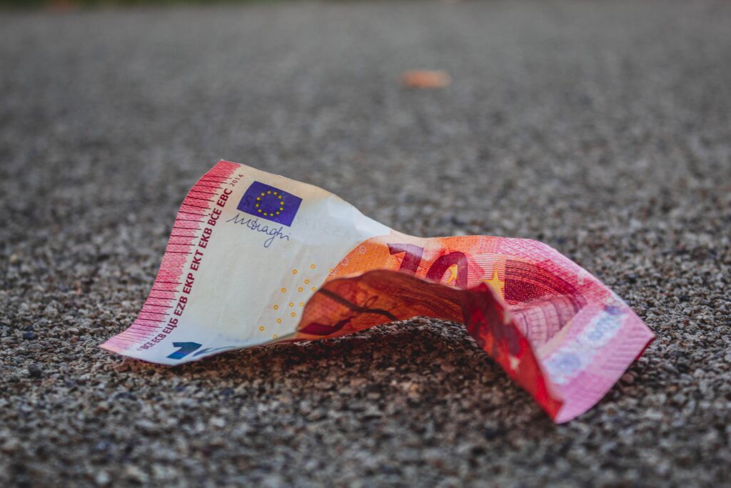 Zerknüllter Zehn-Euro-Schein auf der Straße