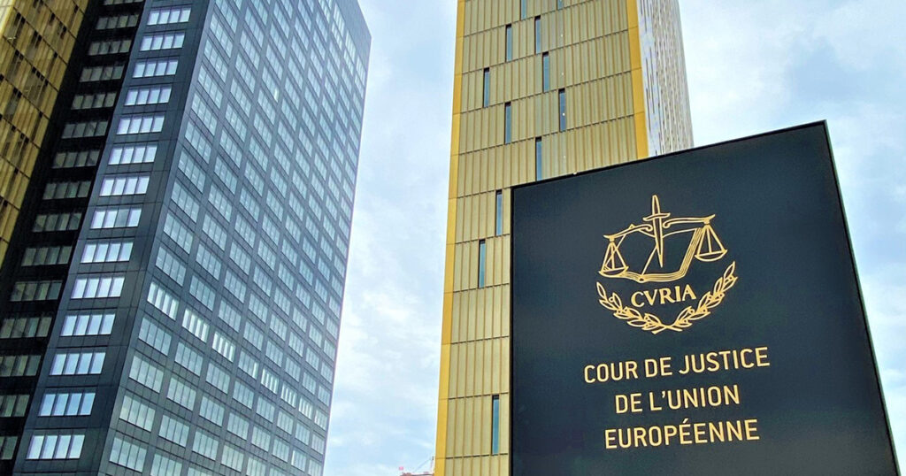 Das Emblem des Europäischen Gerichtshofs vor den Türmen B und C