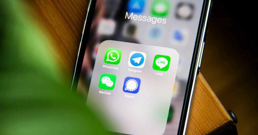 Verschiedene Messengerdienste unterschiedlichen Erlaubtheitsgrades auf einem Smartphone-Display