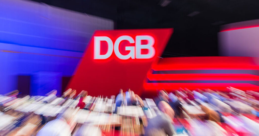Das Logo des Deutschen Gewerkschaftsbunds steht im Saal beim Bundeskongress 2018