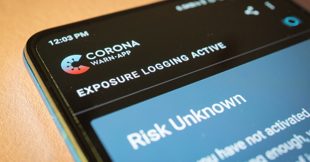 Die Corona-Warn-App läuft auf einem Handy