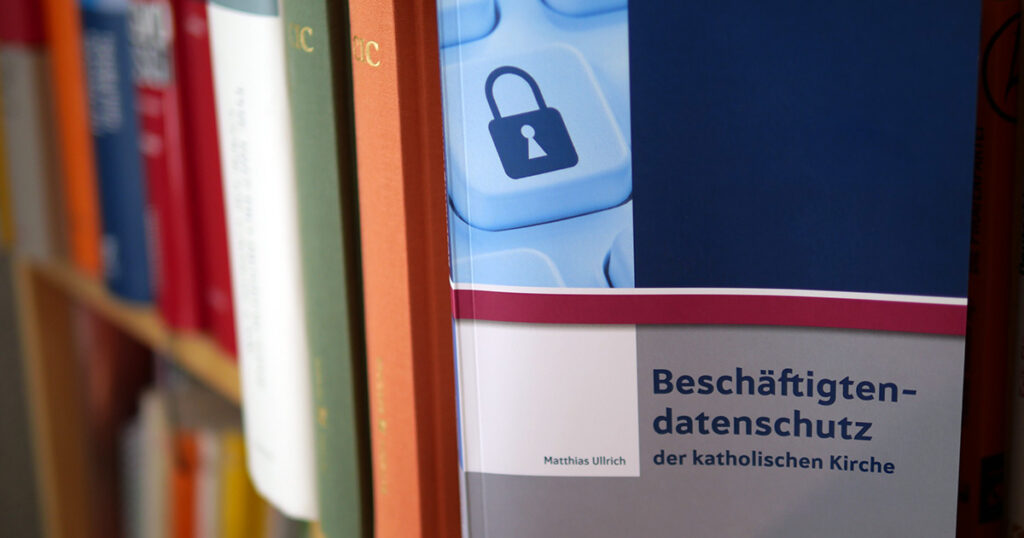 Cover von Matthias Ullrich, Beschäftigtendatenschutz der katholischen Kirche, in einem Bücherregal