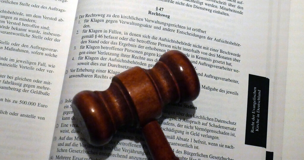 Ein Richterhammer liegt auf § 47 DSG-EKD, wo die Möglichkeit eines gerichtlichen Rechtsbehelfs geregelt wird.