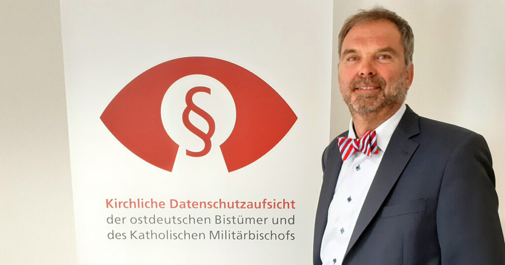 Porträtfoto von Matthias Ullrich vor dem Logo der KDSA Ost