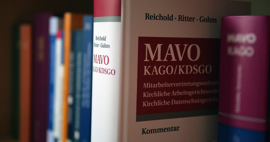 Der Kommentar zu MAVO, KAGO und KDSGO von Reichold/Ritter/Gohm steht in einem Bücherregal