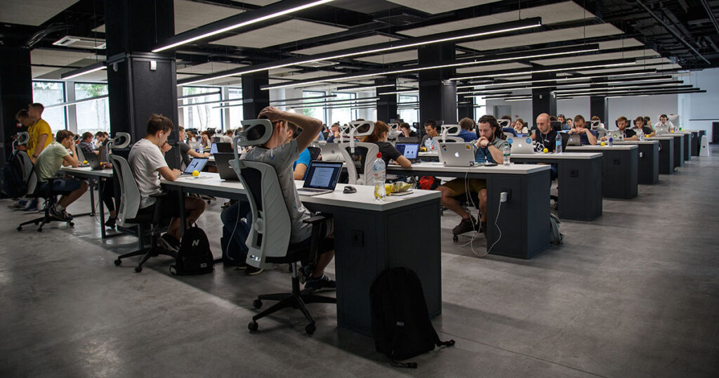 Menschen arbeiten in einem Großraumbüro