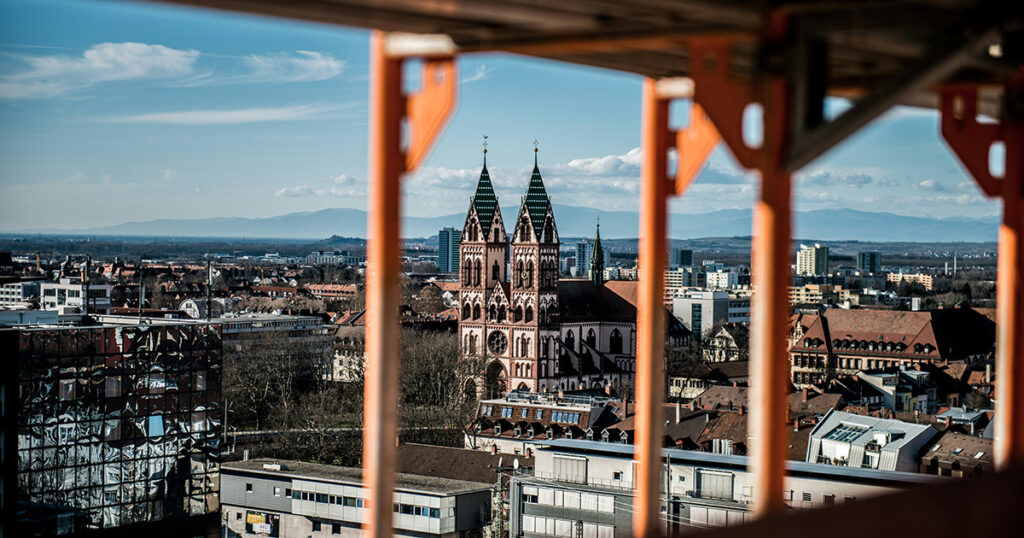 Blick durch ein Baugerüst auf die Freiburger Martinskirche