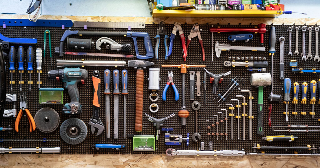 Werkzeuge hängen ordentlich an der Wand