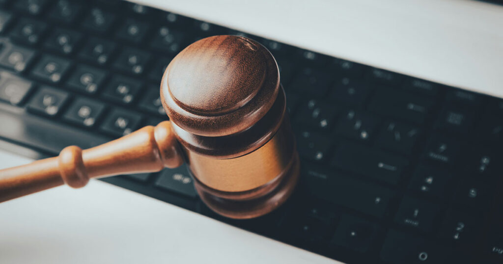 Ein Richterhammer liegt auf einer Tastatur