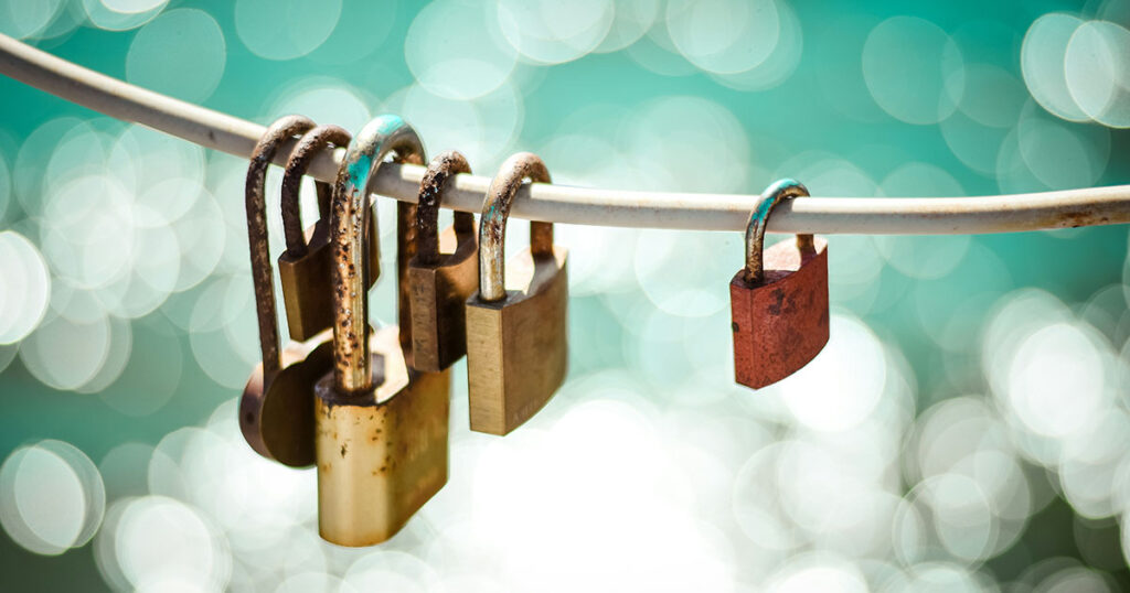 Vorhängeschlösser hängen an einer dicken Leine