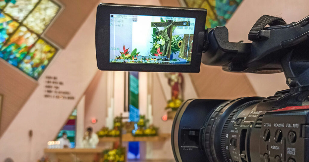 Ein Gottesdienst wird gestreamt – Blick durch den Kontrollmonitor einer Videokamera