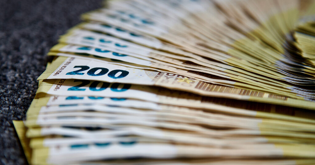 Viele 200-Euro-Scheine aufgefächert