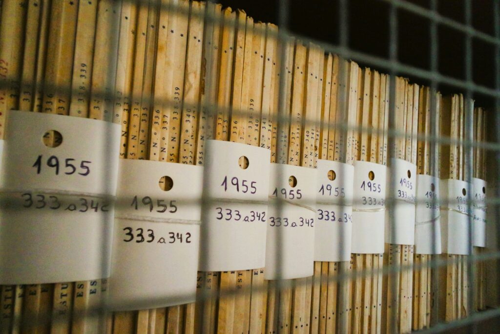 Archivierte Akten hinter Gitter