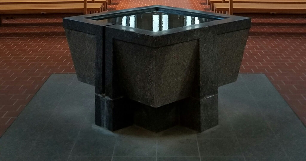 Modernes Taufbecken in einer Kirche
